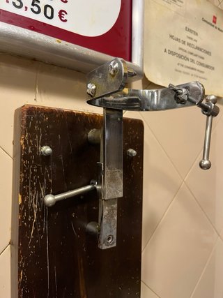 Jamonero de pared madera y metal