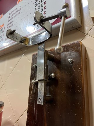Jamonero de pared madera y metal