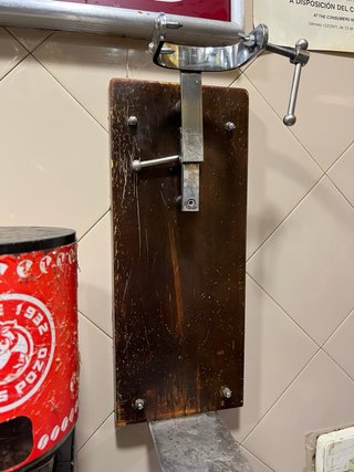 Jamonero de pared madera y metal
