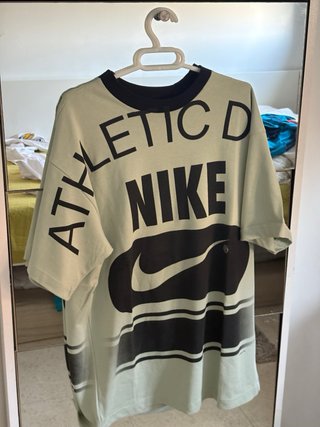 Lote de 8 camisetas de diferentes marcas.