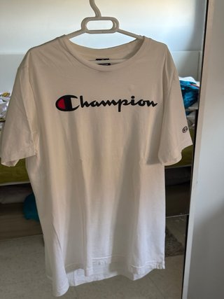 Lote de 8 camisetas de diferentes marcas.