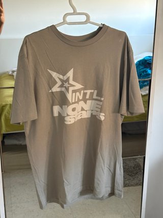 Lote de 8 camisetas de diferentes marcas.