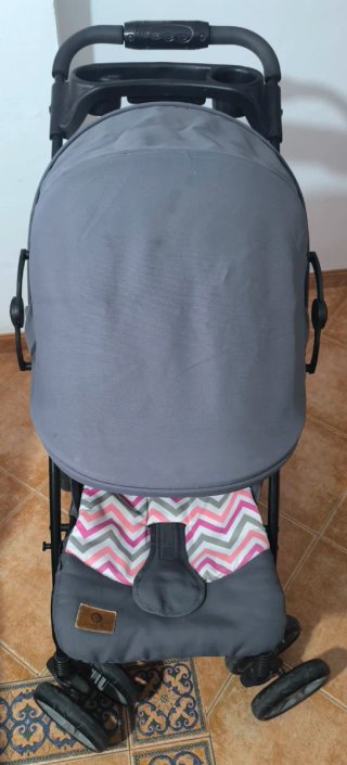 Carrito de bebé gris con estampado