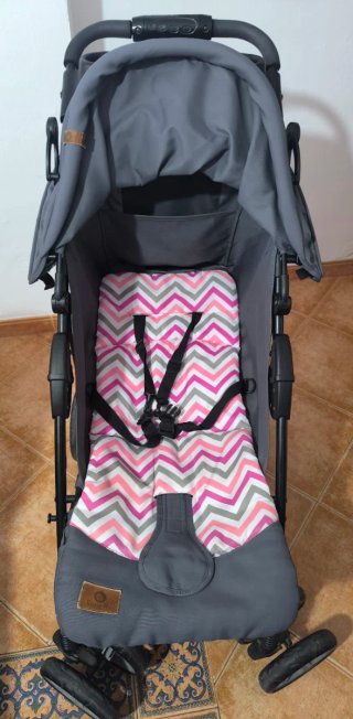 Carrito de bebé gris con estampado