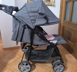 Carrito de bebé gris con estampado