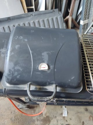 Barbacoa de gas negra y plateada