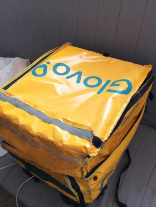 Bolso de reparto Glovo amarillo