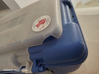 Caja de buceo azul con tapa transparente