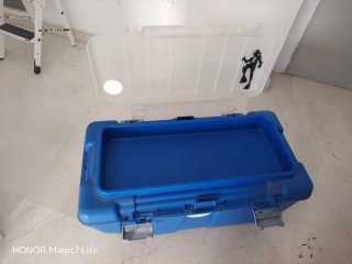 Caja de buceo azul con tapa transparente