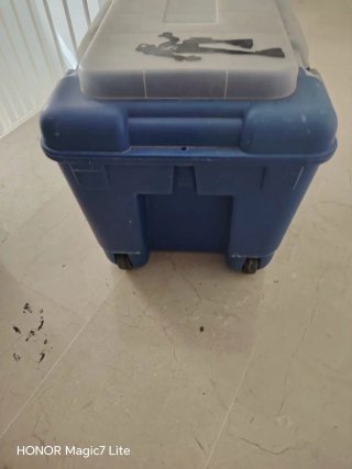 Caja de buceo azul con tapa transparente