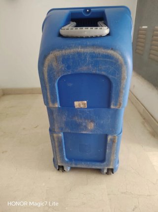 Caja de buceo azul con tapa transparente