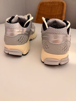 Zapatillas Nike Vomero 5 Plata talla 42