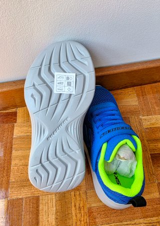 Zapatilla deportiva Skechers niño azul y verde.
