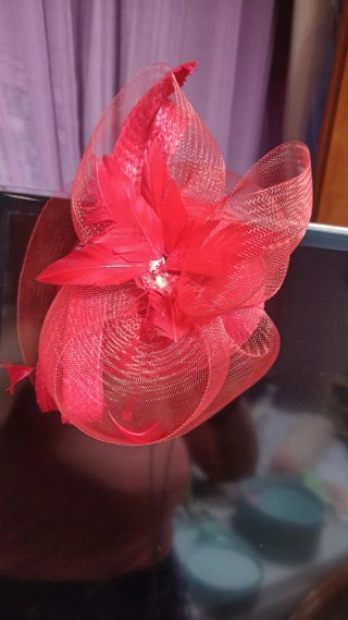Diadema boda roja cómoda