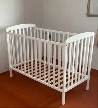 Cuna de bebé blanca