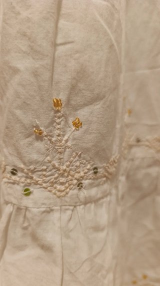 Falda blanca volante con pedrería y lentejuelas
