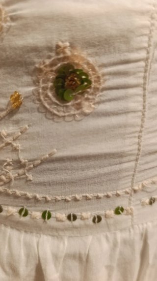 Falda blanca volante con pedrería y lentejuelas