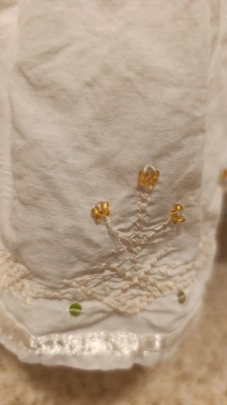 Falda blanca volante con pedrería y lentejuelas