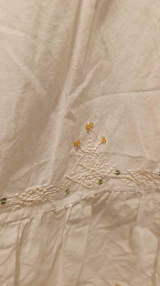 Falda blanca volante con pedrería y lentejuelas