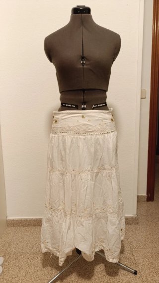 Falda blanca volante con pedrería y lentejuelas