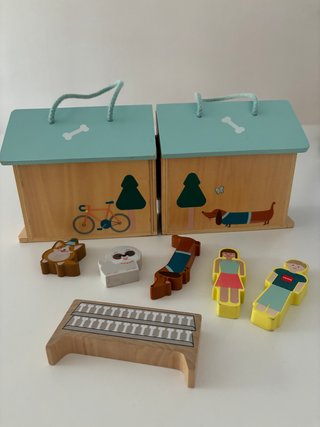 Casa de madera para mascotas con asa