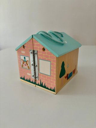 Casa de madera para mascotas con asa