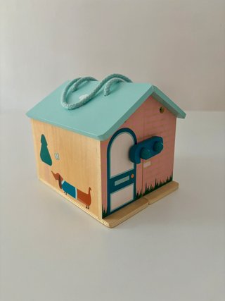 Casa de madera para mascotas con asa