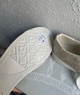 Zapatillas Miss Liberto doradas y blancas