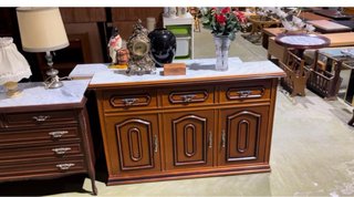 Mueble de madera con tapa de mármol