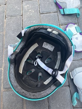 Casco y rodilleras para patines