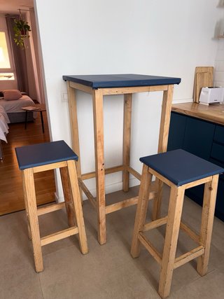 Mesa alta y 2 taburetes madera