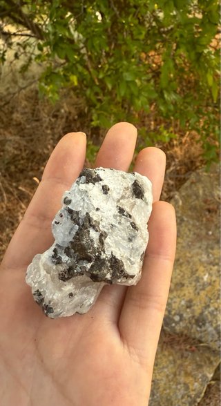 Mineral blanco y negro