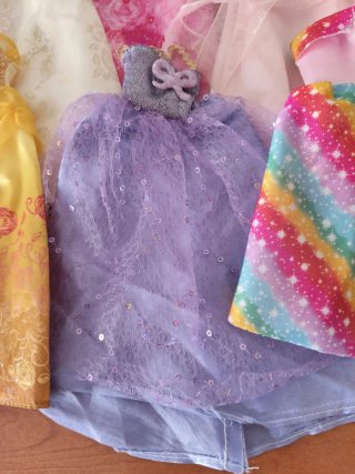 Lote 6 vestidos Barbies.