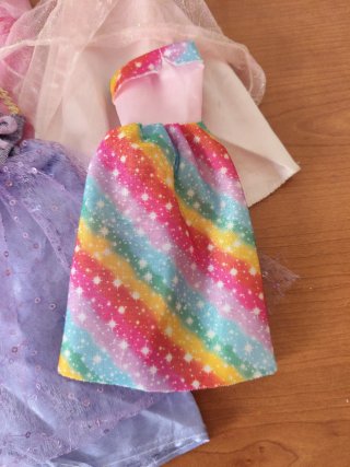 Lote 6 vestidos Barbies.