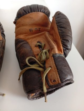 Antiguos guantes de boxeo de cuero