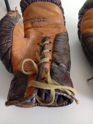 Antiguos guantes de boxeo de cuero