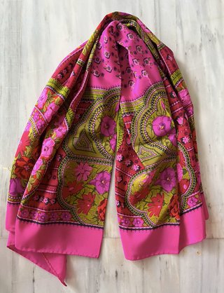 Pañuelo floral rosa vintage de Ken Scott