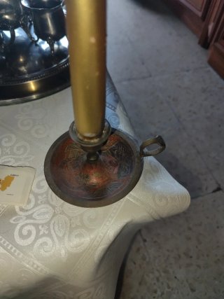 Candelabro cobre antiguo con vela dorada