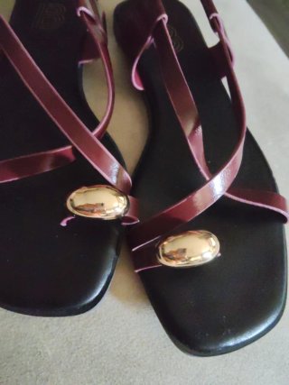 Sandalias de mujer moradas y doradas