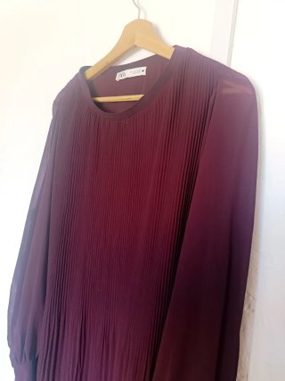 Vestido Zara burdeos plisado manga larga
