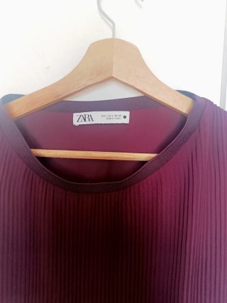 Vestido Zara burdeos plisado manga larga