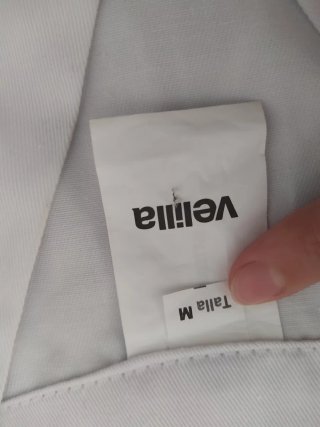 Bata blanca con bordado Gaudi