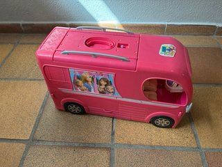 Caravana Barbie Rosa con Tobogán y Piscina