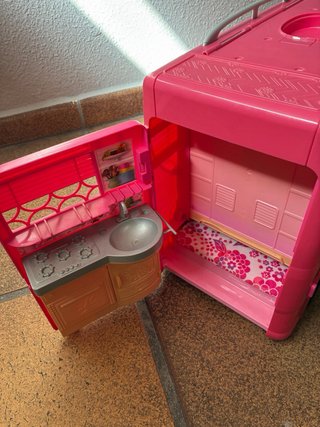 Caravana Barbie Rosa con Tobogán y Piscina