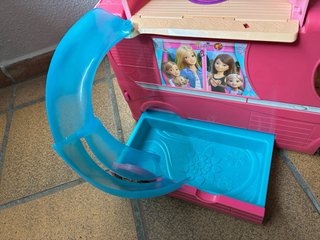 Caravana Barbie Rosa con Tobogán y Piscina