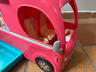 Caravana Barbie Rosa con Tobogán y Piscina