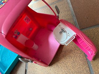 Caravana Barbie Rosa con Tobogán y Piscina