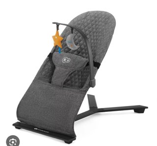 Mecedora bebé gris con arco de juegos