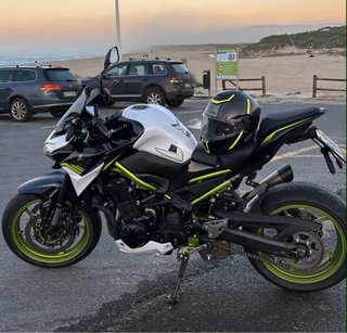 Kawasaki Z900 Naked Negra, Verde y Blanca