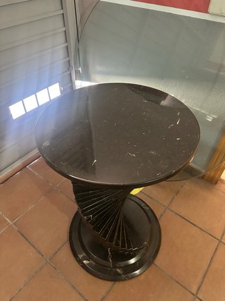 Mesa redonda de mármol y cristal